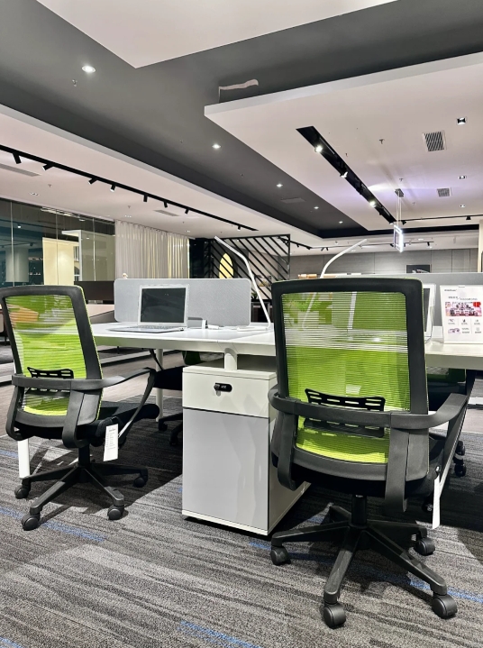 清新色员工配套桌椅开启美好工作的一天